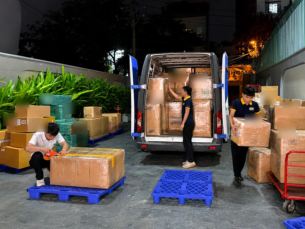 Đội ngũ Gia Ph&uacute; Express xử l&yacute; kiện h&agrave;ng tại xe vận chuyển