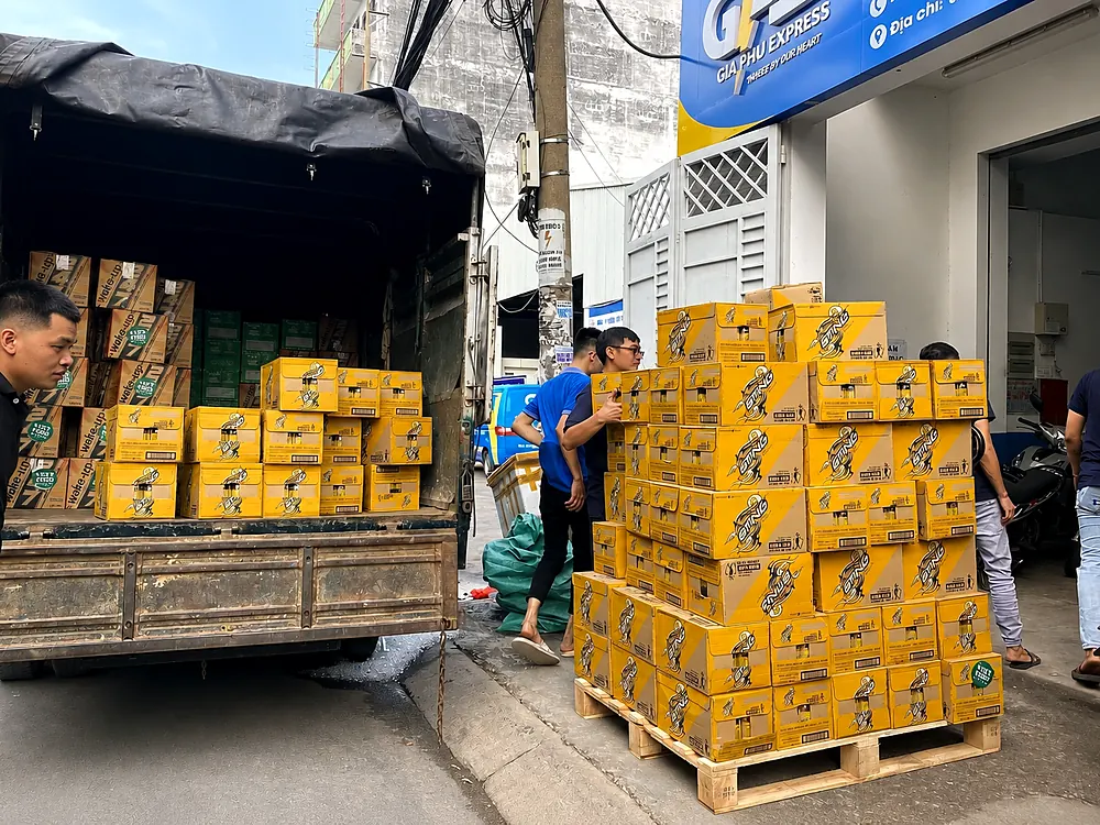 C&aacute;c kiện h&agrave;ng được sắp xếp tr&ecirc;n pallet chuẩn bị vận chuyển