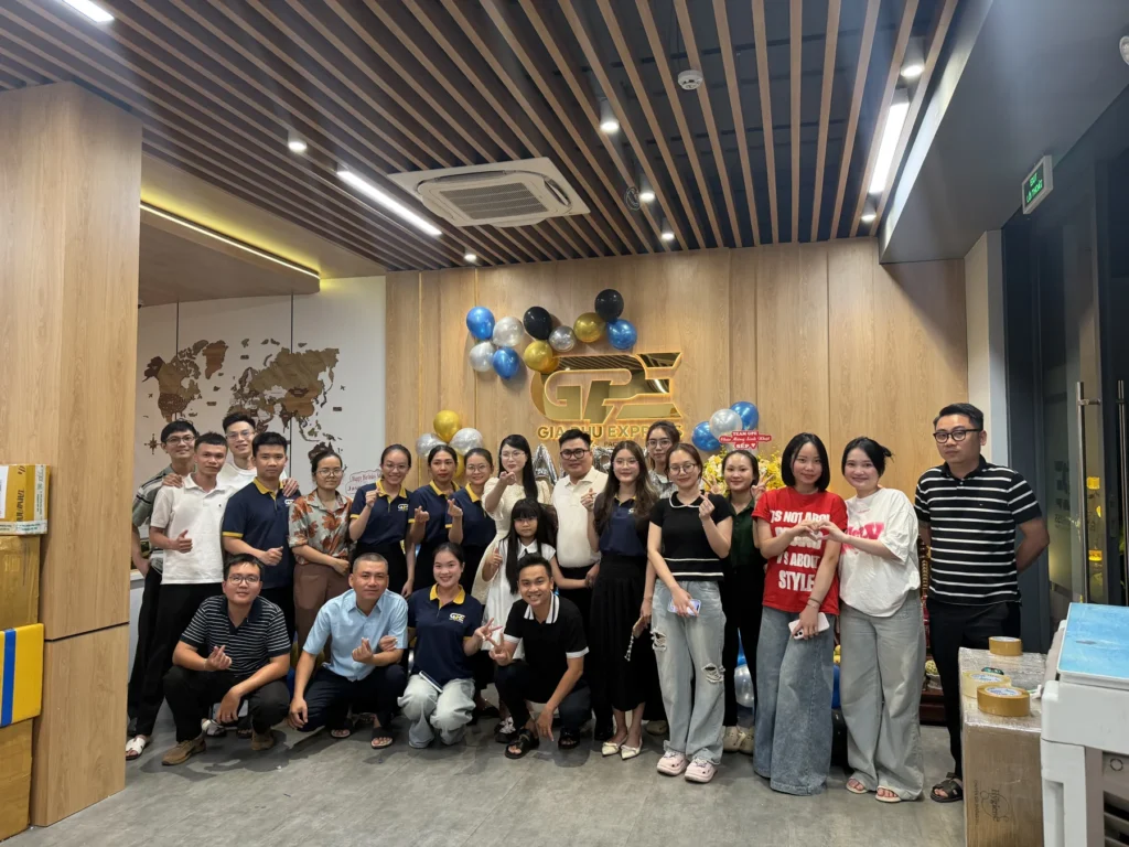 Tập thể Gia Ph&uacute; Express chụp ảnh kỷ niệm trong buổi mừng sinh nhật sếp
