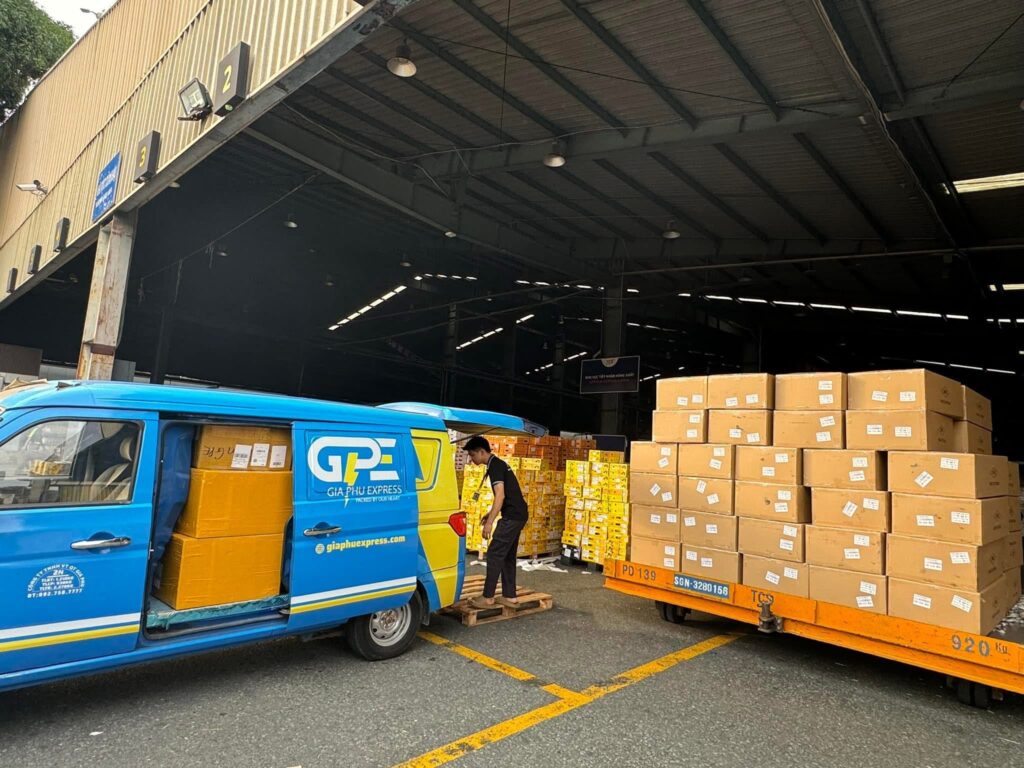 Xe Gia Phú tại khu vực bốc xếp hàng hóa