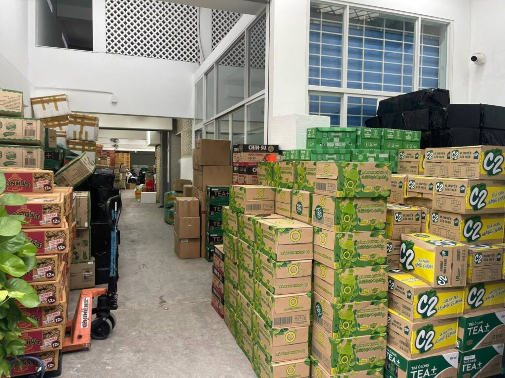 Các thùng hàng được sắp xếp trên pallet trong kho
