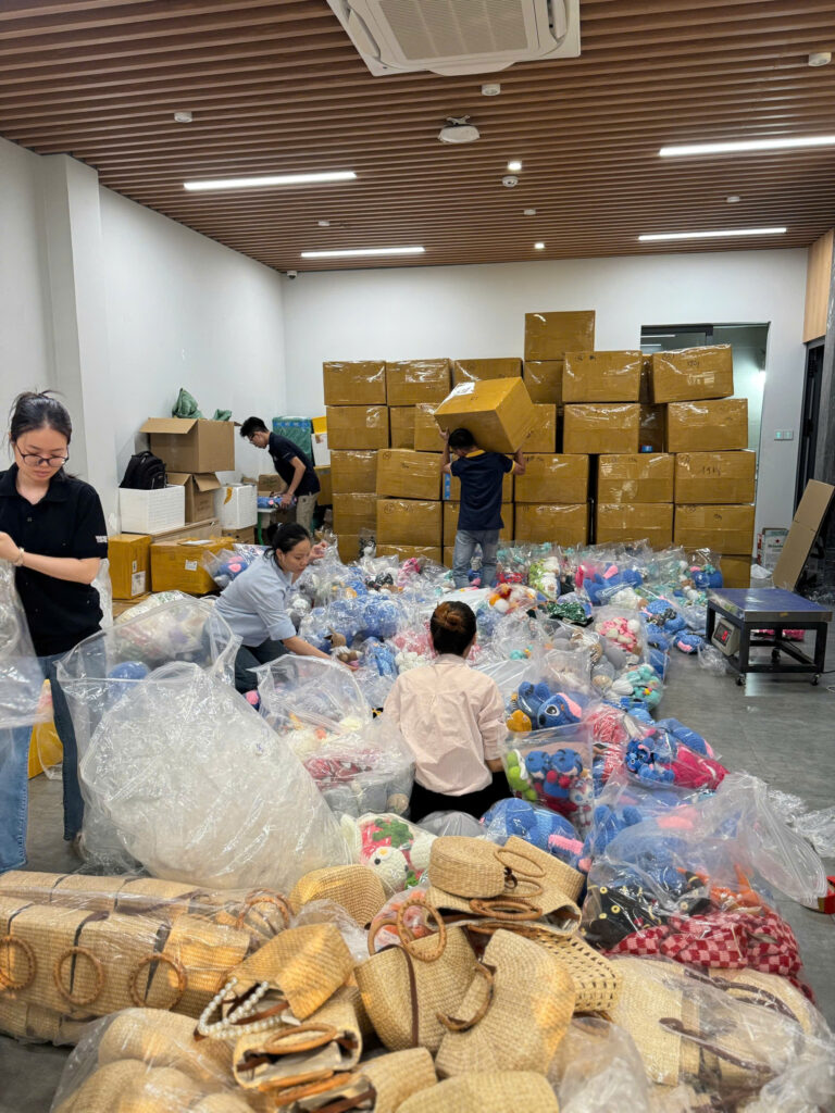 Ph&acirc;n loại h&agrave;ng thủ c&ocirc;ng trước khi đ&oacute;ng g&oacute;i tại Gia Ph&uacute;