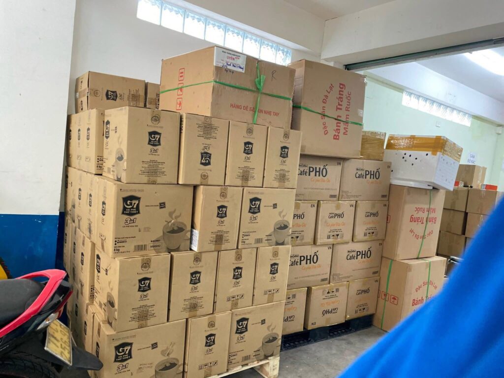 H&agrave;ng thực phẩm đ&oacute;ng th&ugrave;ng tại khu vực tập kết