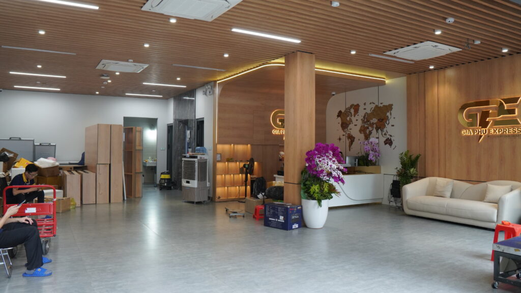 Khu vực tiếp kh&aacute;ch v&agrave; tiếp nhận h&agrave;ng Gia Ph&uacute; Express