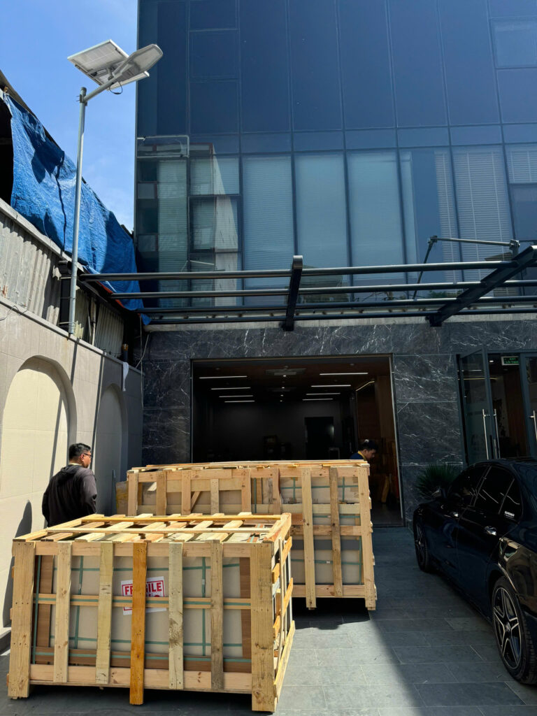 C&aacute;c kiện gỗ chuẩn bị giao nhận tại Gia Ph&uacute;