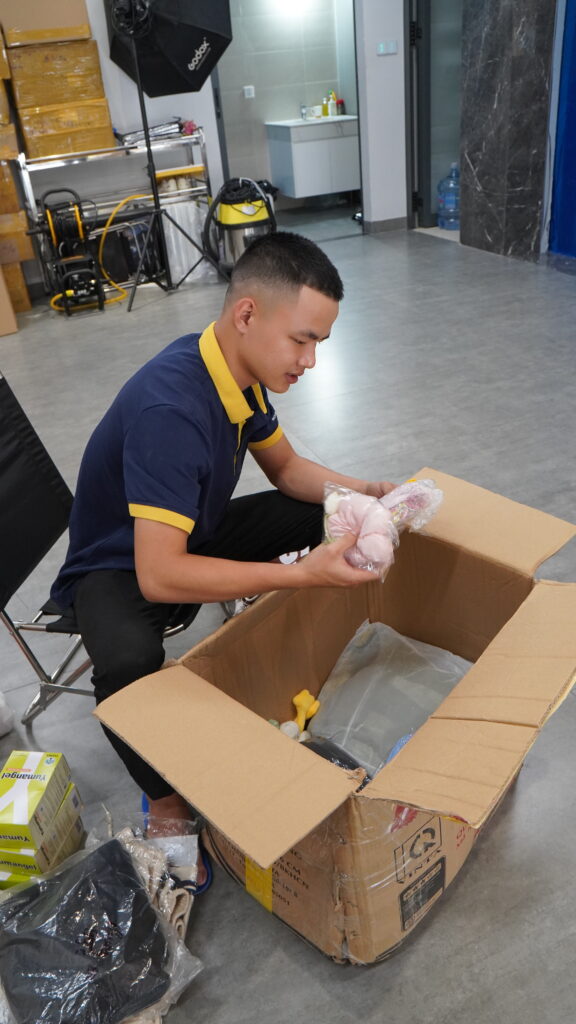 Nhân viên Gia Phú kiểm tra và đóng gói hàng hóa
