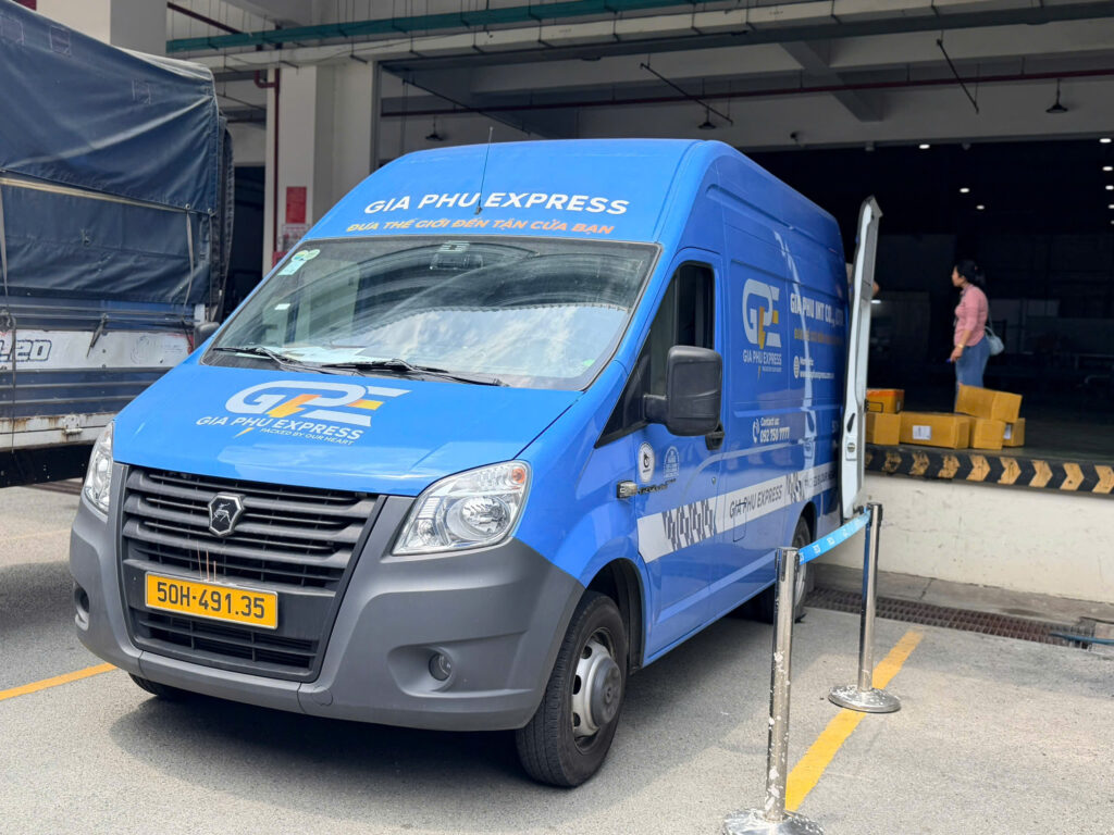 Xe Gia Phú Express tại điểm giao nhận hàng