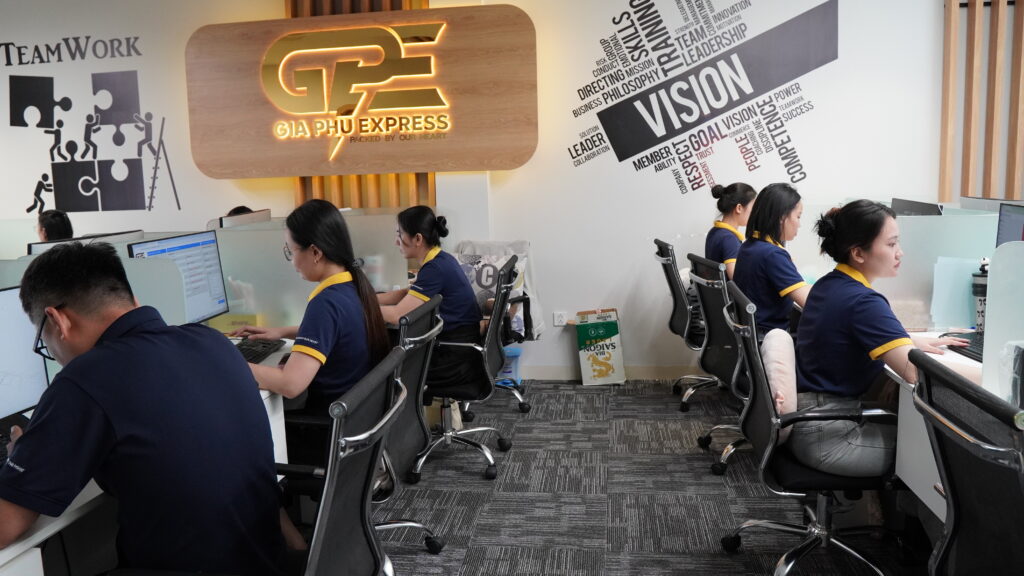 Đội ngũ Gia Ph&uacute; Express l&agrave;m việc tại khu vực hỗ trợ kh&aacute;ch h&agrave;ng