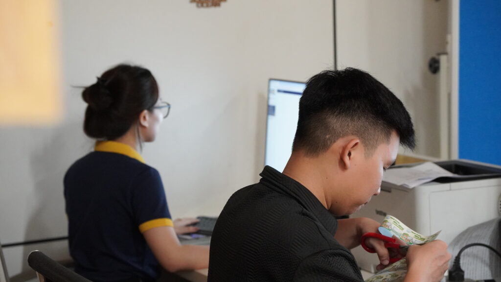 Nh&acirc;n vi&ecirc;n Gia Ph&uacute; chuẩn bị nh&atilde;n v&agrave; l&agrave;m việc tại văn ph&ograve;ng