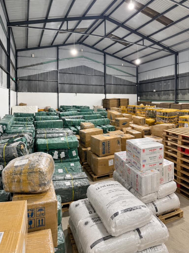 H&agrave;ng h&oacute;a đ&oacute;ng kiện được tập kết tr&ecirc;n pallet trong kho Gia Ph&uacute;