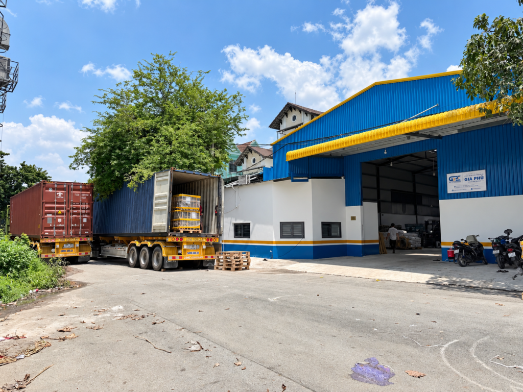 Kho Gia Ph&uacute; v&agrave; xe container tại khu vực giao nhận h&agrave;ng