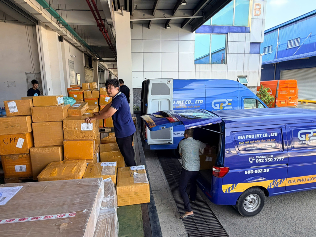 Nh&acirc;n vi&ecirc;n bốc xếp th&ugrave;ng h&agrave;ng từ xe Gia Ph&uacute; Express tại điểm giao nhận