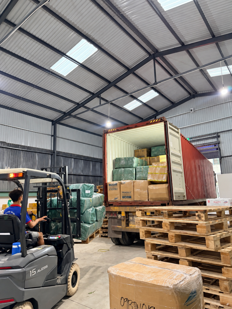 Xe n&acirc;ng đưa kiện h&agrave;ng v&agrave;o container tại kho Gia Ph&uacute;