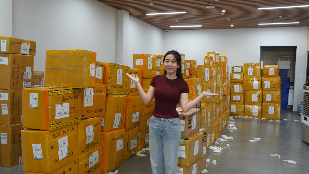 C&aacute;c kiện h&agrave;ng đ&oacute;ng g&oacute;i v&agrave; d&aacute;n nh&atilde;n tại Gia Ph&uacute; Express