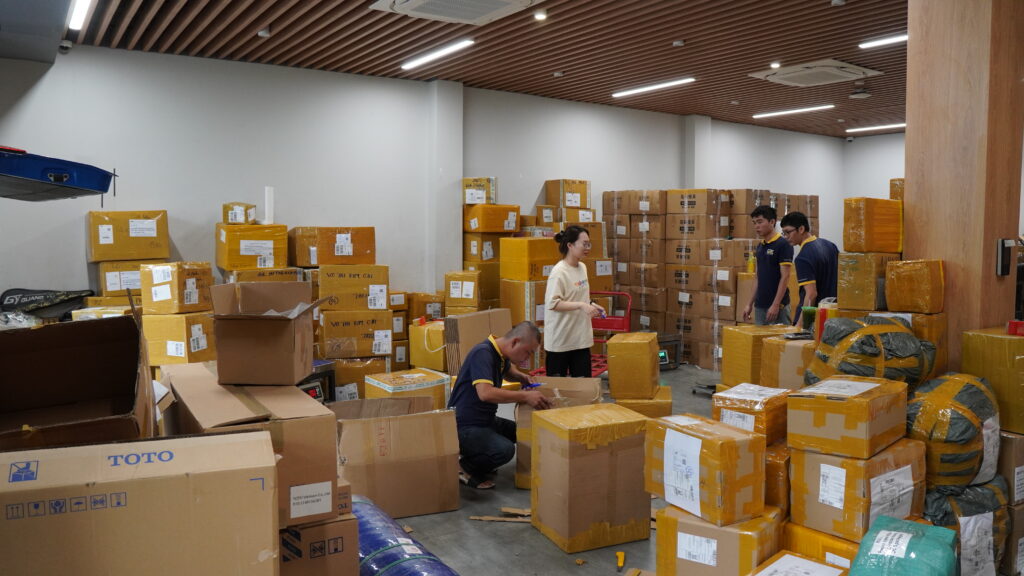 Nh&acirc;n vi&ecirc;n Gia Ph&uacute; chuẩn bị v&agrave; đ&oacute;ng g&oacute;i c&aacute;c kiện h&agrave;ng tại kho