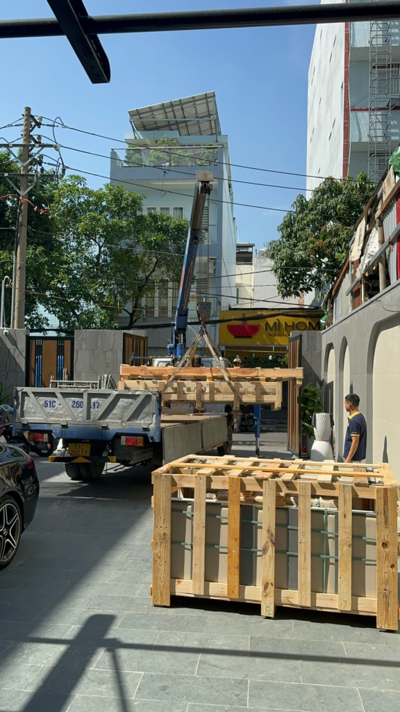 Cẩu n&acirc;ng kiện gỗ l&ecirc;n xe tại khu vực tiếp nhận h&agrave;ng Gia Ph&uacute;