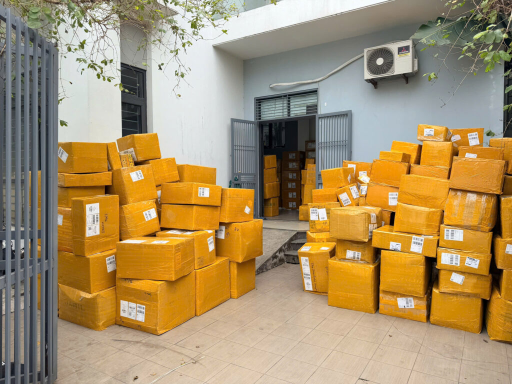 C&aacute;c kiện h&agrave;ng được tập kết tại cửa kho Gia Ph&uacute;
