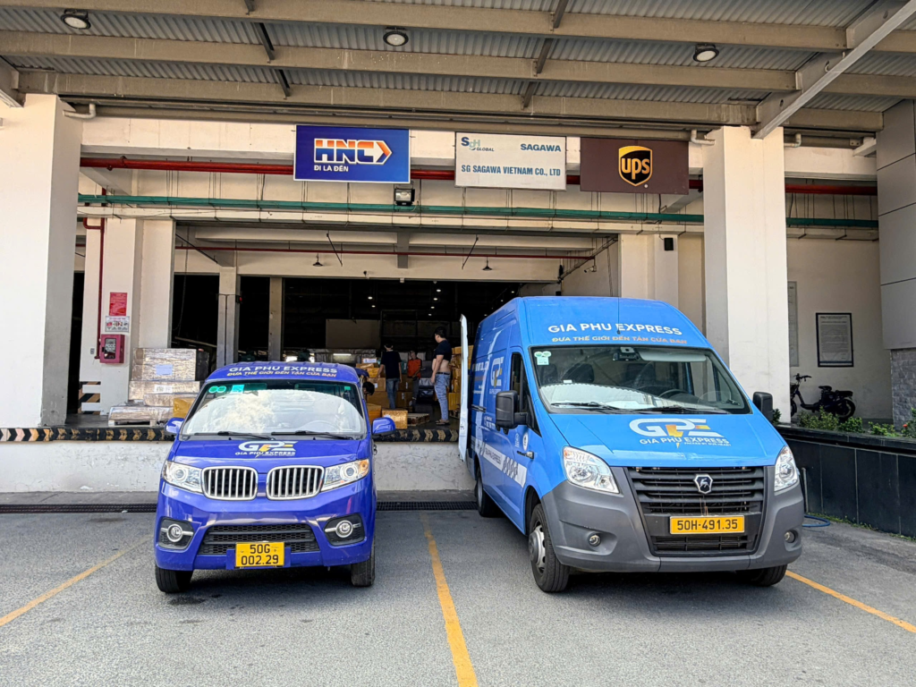 Hai xe giao nhận Gia Ph&uacute; Express tại khu vực tiếp nhận h&agrave;ng h&oacute;a