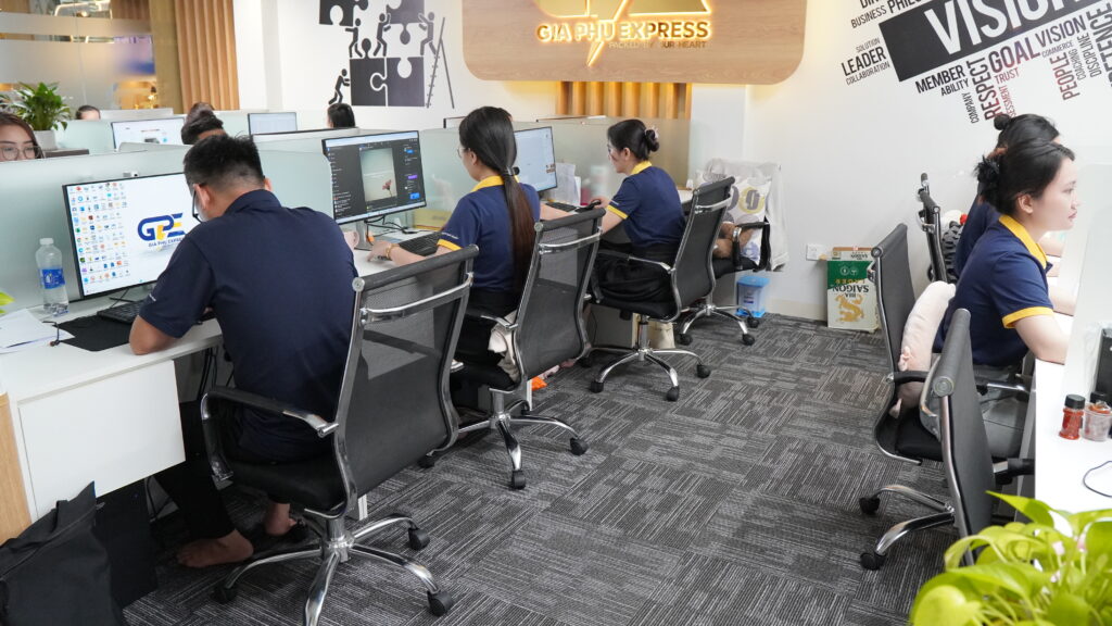 Nh&acirc;n vi&ecirc;n Gia Ph&uacute; Express xử l&yacute; c&ocirc;ng việc tại b&agrave;n m&aacute;y t&iacute;nh