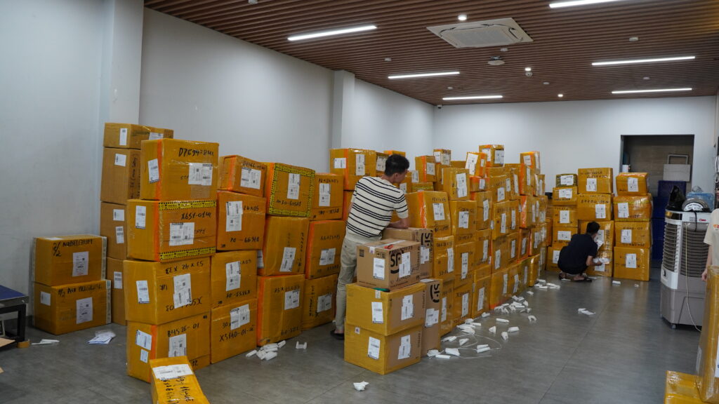 C&aacute;c kiện h&agrave;ng được d&aacute;n nh&atilde;n v&agrave; sắp xếp tại kho Gia Ph&uacute;