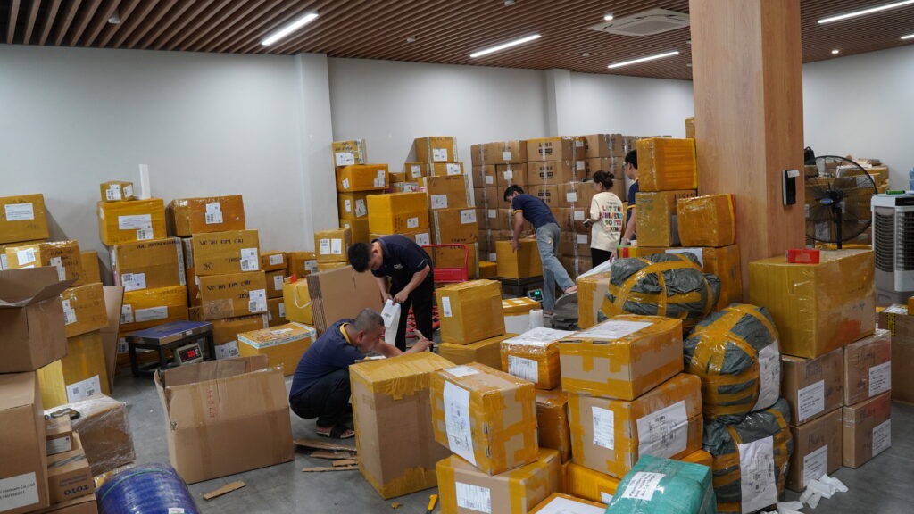 Nh&acirc;n vi&ecirc;n Gia Ph&uacute; d&aacute;n nh&atilde;n v&agrave; kiểm tra kiện h&agrave;ng trước khi vận chuyển