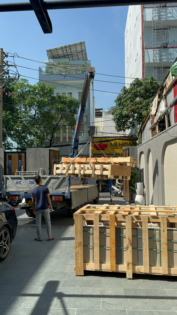 Nh&acirc;n vi&ecirc;n hỗ trợ cẩu v&agrave; bốc xếp h&agrave;ng đ&oacute;ng kiện gỗ tại Gia Ph&uacute;