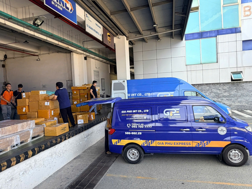 Xe Gia Ph&uacute; Express v&agrave; đội ngũ giao nhận b&ecirc;n c&aacute;c kiện h&agrave;ng